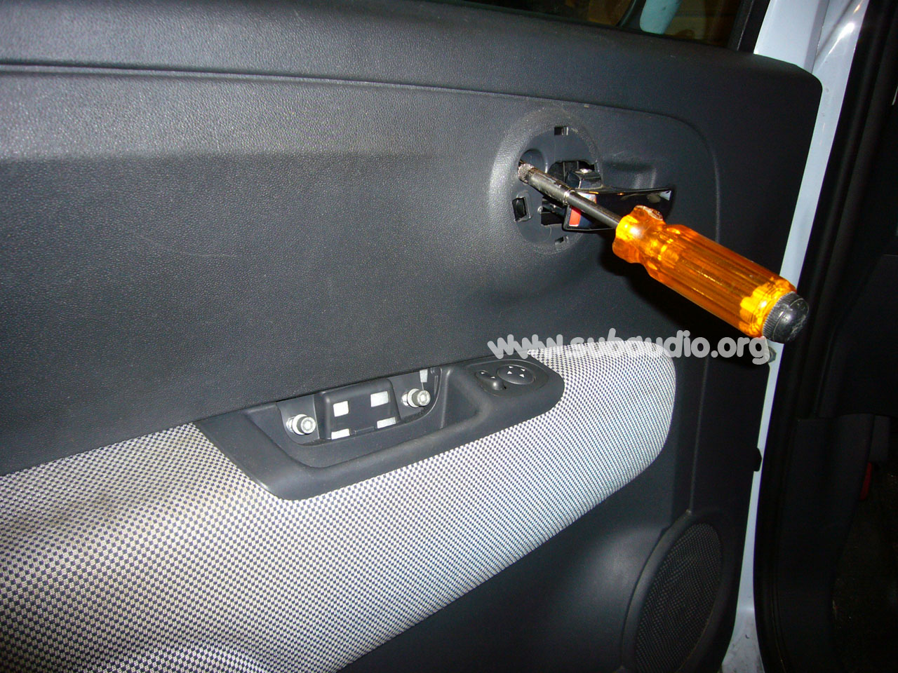 SubAudio - Changer le mécanisme de lève vitre pour une Fiat 500 1.2 Lounge  de 2009